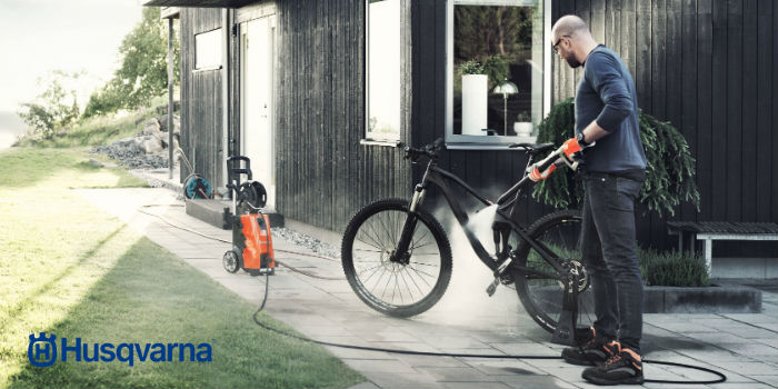 limpeza de bicicleta com lavadora de alta pressão da Husqvarna